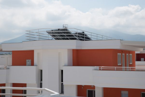 Nuovo complesso residenziale a Napoli, vista del tetto con fotovoltaico