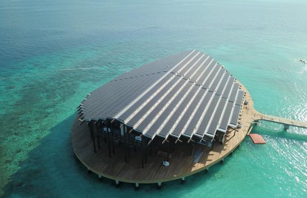 Il grande tetto fotovoltaico del Kudadoo Maldives Private Resort 