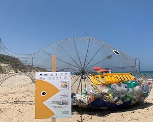 Pesce mangia-plastica: il rimedio estivo per liberare le spiagge dai rifiuti