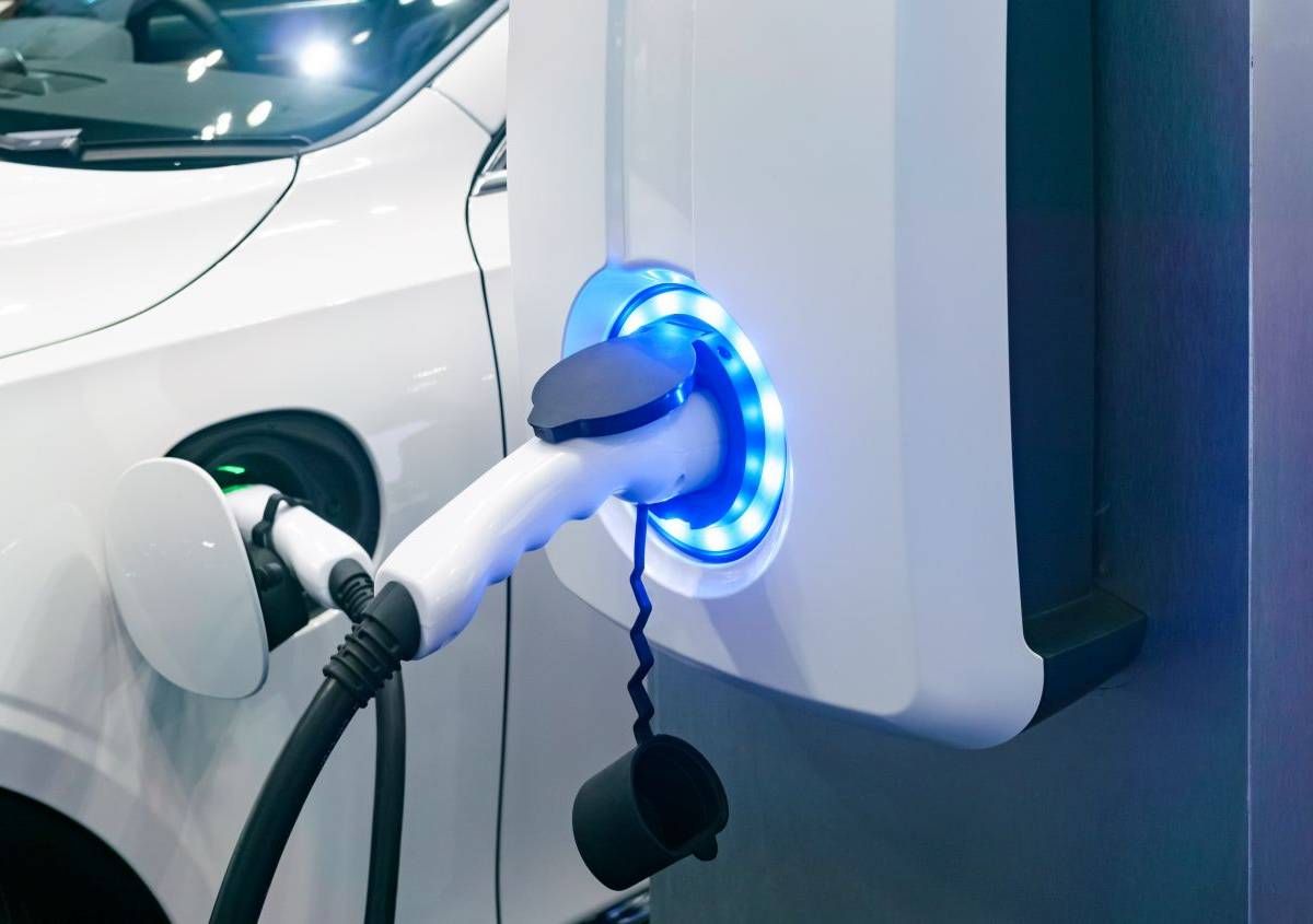Auto elettriche, nuovo record di vendite ma rallenta la crescita: “A rischio gli obiettivi climatici”
