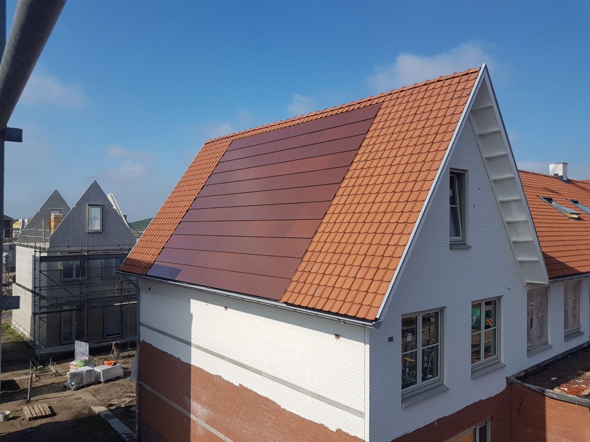 X-Roof della gamma Wevolt di Wienerberger è il pannello fotovoltaico integrato al tetto che si può installare al posto delle normali tegole.