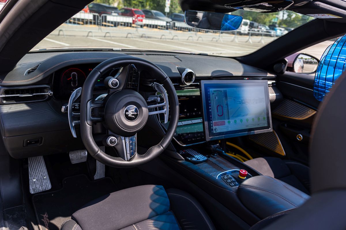 Interno di un'auto a guida autonoma